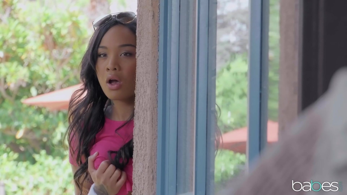 أعجبت هوني جولد بمشاهدة ابنتها المجاورة تمارس الحب