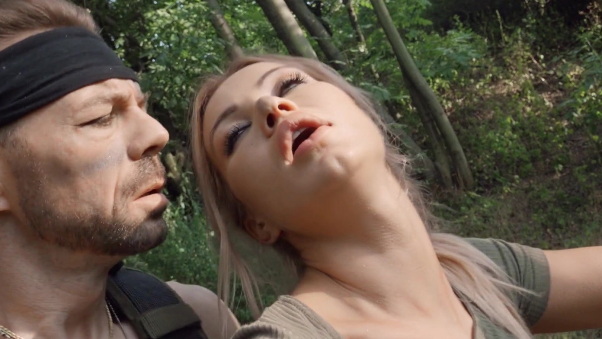 رجل شبق يمارس الجنس مع زوجته في الغابة