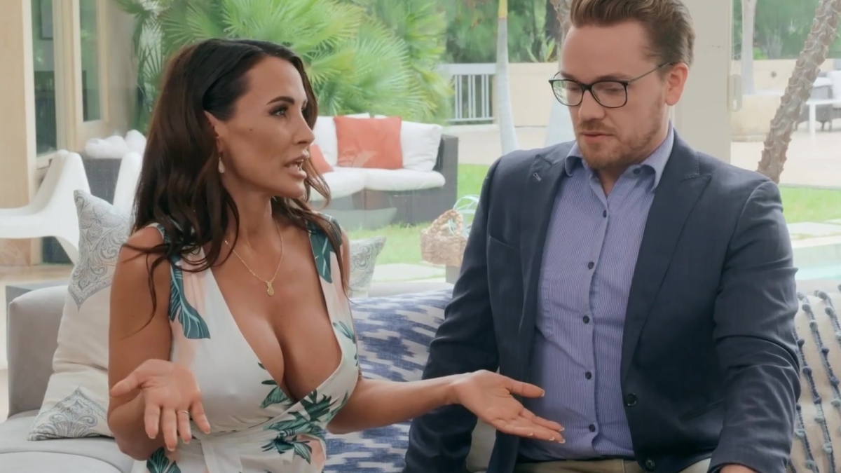 امرأة ثرية تمارس الجنس الساخن مع محامي زوجها في المنزل