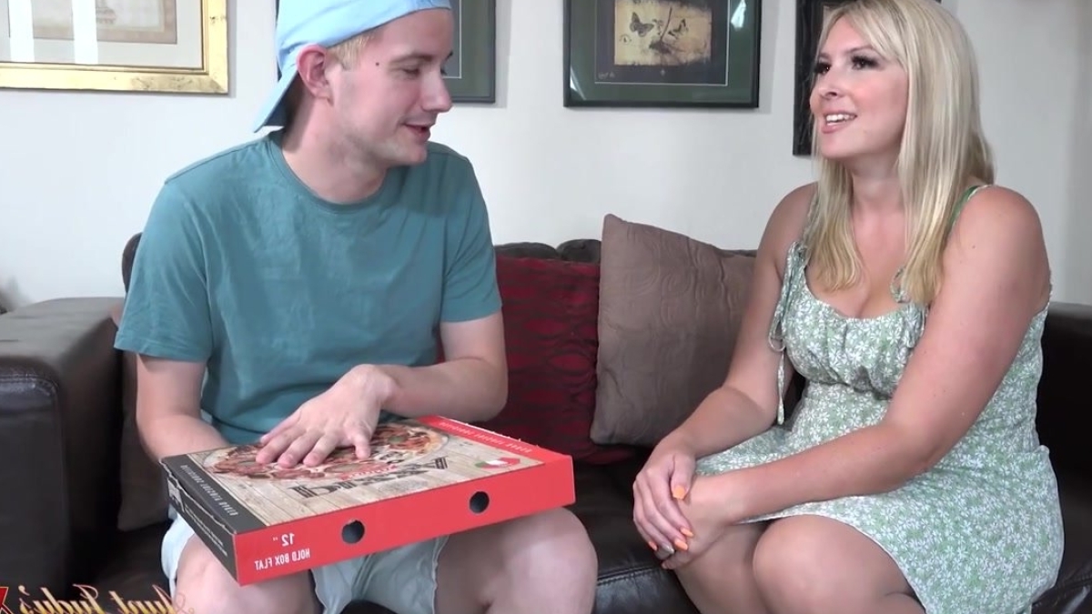 امرأة ألمانية مسنة أغرت الرجل الذي أحضر لها طلب الب