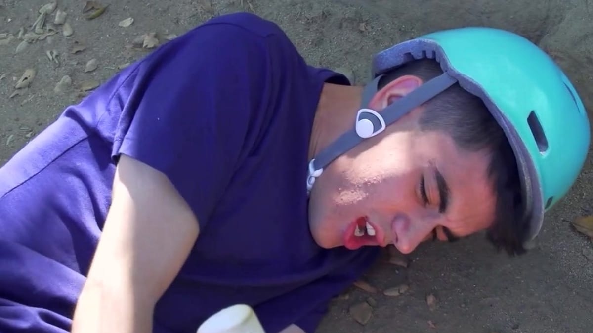 مشهد جنسي في المنزل مع شاب دراجة هوائية تعرض لحادث