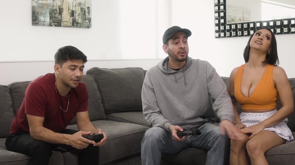 امرأة شابة سمراء تبدأ سراً في ممارسة الجنس مع صديق زوجها