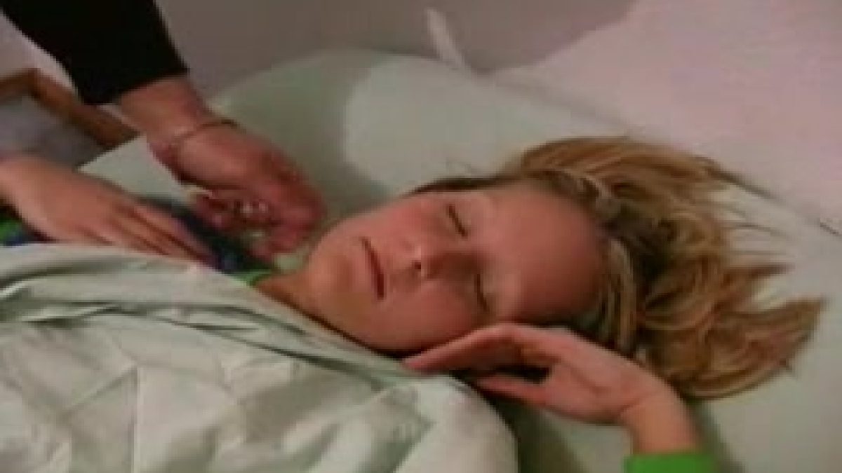 المنحرف يخدر أخته بحبوب منومة ويغتصبها