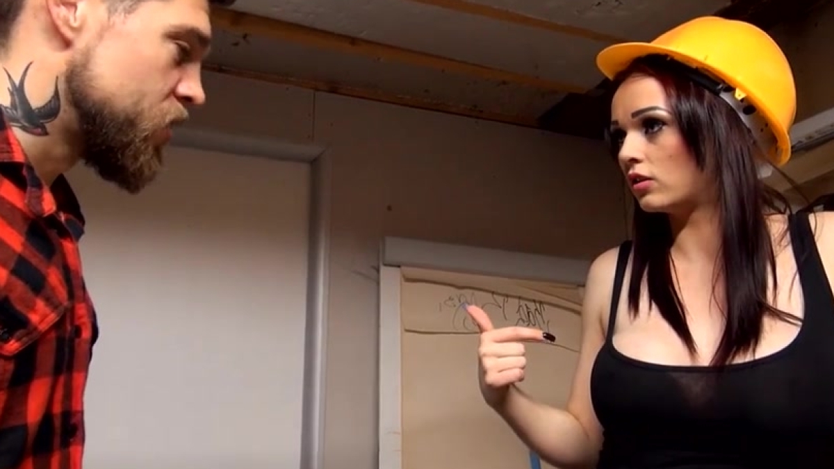 الميكانيكية ذات الصدر الكبير تمارس الجنس مع زميلها في العمل