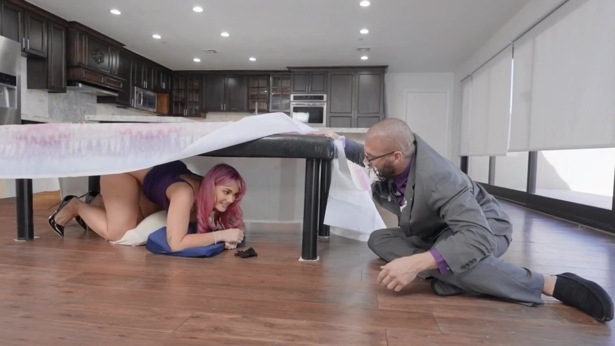 الربة المنزلية السمينة تجهز الخادمة لكي يضاجعها زوجها