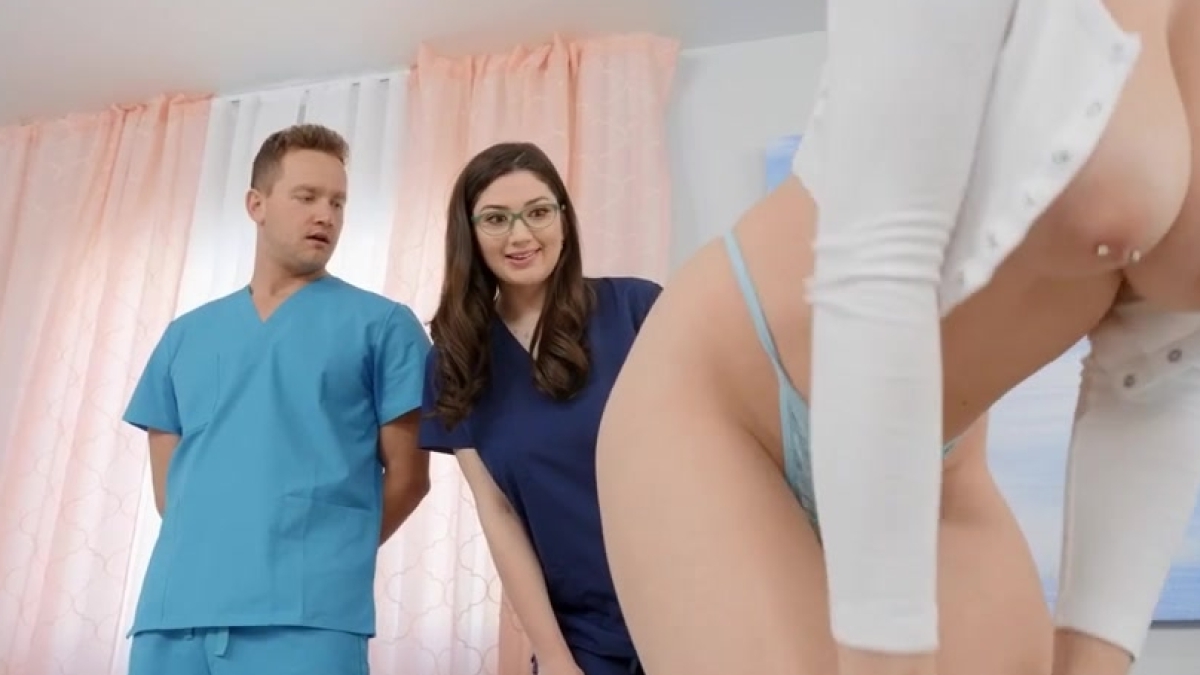 الشقراء المثيرة تأتي للحصول على تدليك لكنها تبتلع قضيبي المدلكين في نفس الوقت