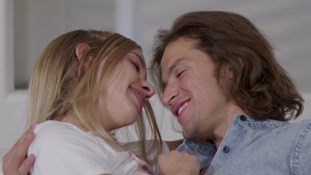 الرومانسية تنتهي بجميلة ترتدي شورتاً قصيراً تقفز على الأريكة